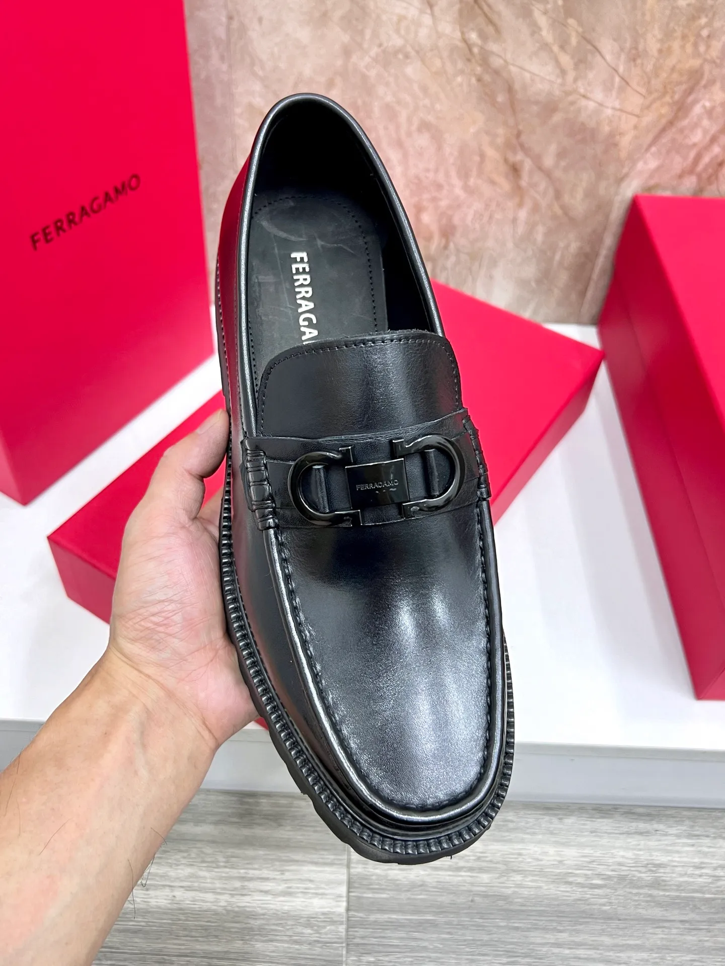 Original quality P580 Brand: Ferragamo Standard size: Men's size 38/44 (45.46 can be customized) Grade: Same style as the official website High-quality men's shoes Material: Customized first-layer calfskin with water-dyed cowhide lining Cowhide tiptoe Original non-slip and wear-resistant rubber outsole Style category: Men's formal business leather shoes are young and fashionable European and American trends British style Casual matching and comfortable feet Color: actual picture